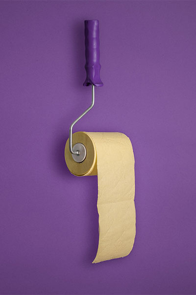 Détourner un rouleau à peindre en porte papier toilette : Il fallait y penser !