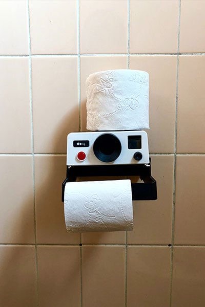 Un appareil photo Polaroïd en guise de porte papier toilette : ingénieux.