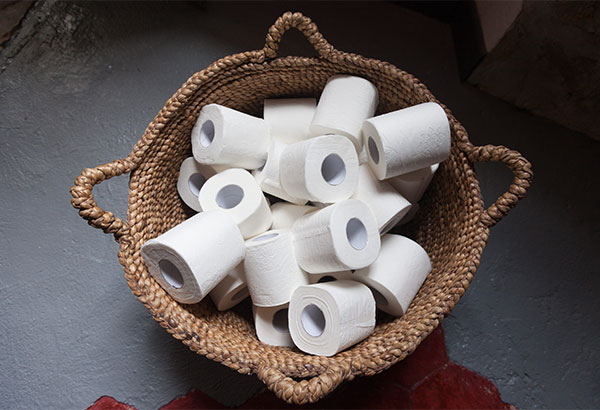 Panier en osier avec rouleaux de papier toilette