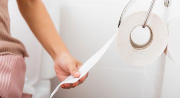 Y a-t-il un sens pour dérouler le papier toilette ?