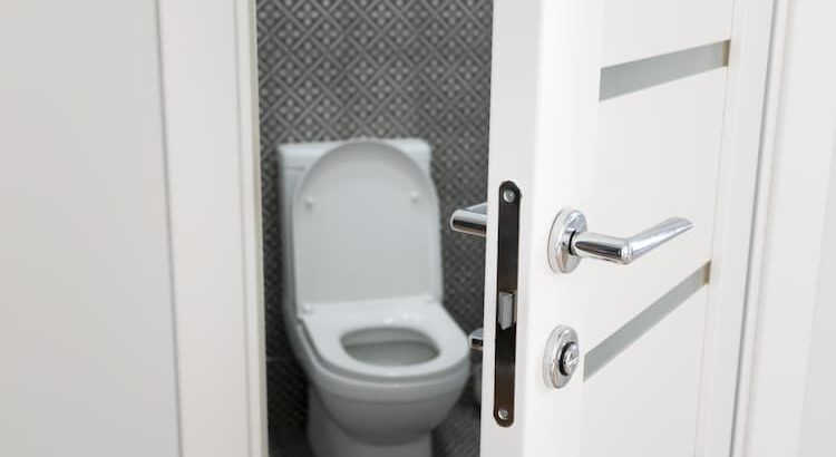 Porte des toilettes : dans quel sens doit-elle s'ouvrir ?