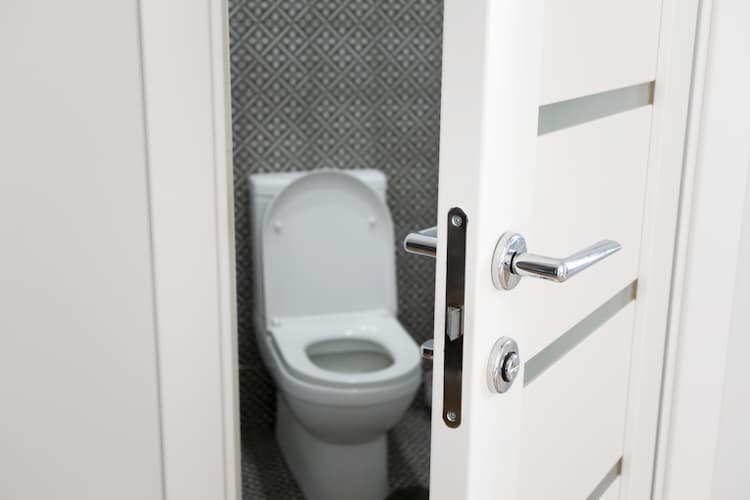 Porte des toilettes : dans quel sens doit-elle s'ouvrir ?