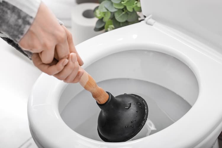 Comment déboucher ses WC ou une canalisation avec une ventouse