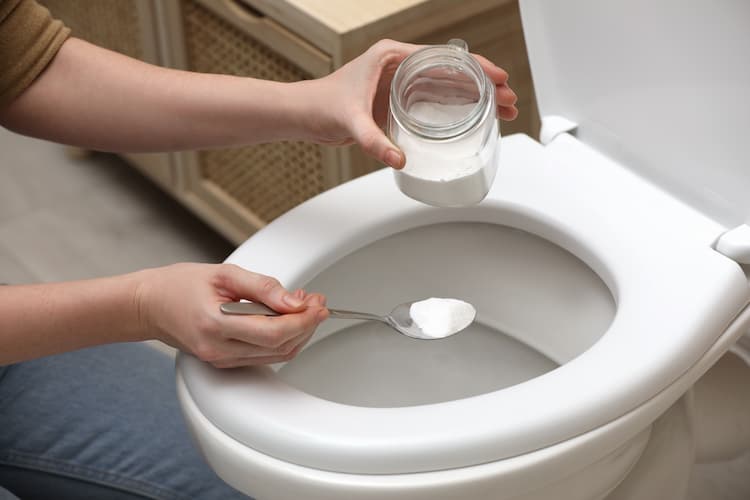 Comment nettoyer, détartrer et assainir ses toilettes naturellement ?