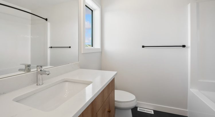 Créer une fenêtre dans mes WC : que dit la loi ?