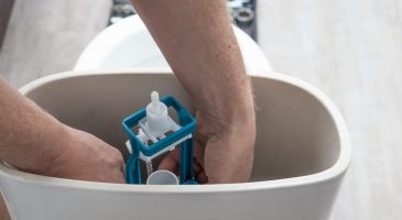 Chasse d’eau entartrée : comment la nettoyer ? 