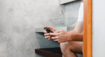 Debout ou assis : quelle est la meilleure position pour un homme aux toilettes ?