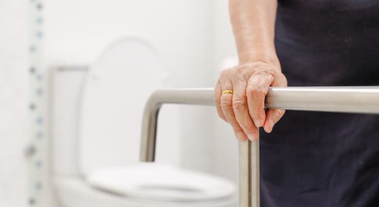 Toilettes pour les personnes âgées : comment les aménager en toute sécurité ?