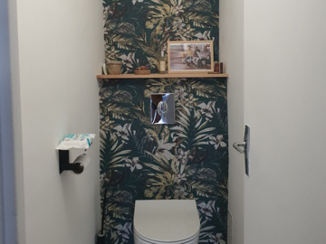 Avant/Après : De WC blancs à une ambiance jungle… il n’y a qu’un papier peint ! 