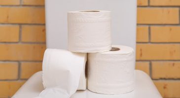 Recouvrir la cuvette de papier toilette : est-ce une bonne idée ?