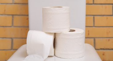 recouvrir-la-cuvette-de-papier-toilette-est-ce-une-bonne-idee