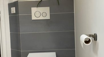 Avant/après : la rénovation impressionnante d’un ancien bâtiment et la création de WC contemporains
