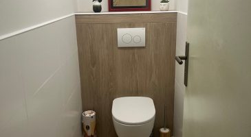 Avant/après : d’un WC de 35 ans d’âge… à un coin toilettes sobrement chic ! 