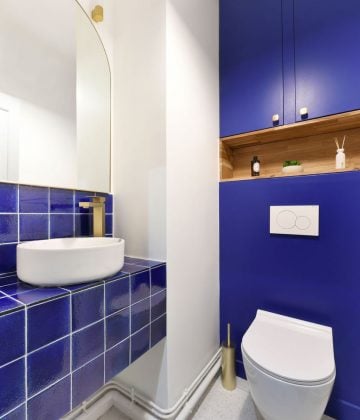 Avant / après : un bleu profond pour des WC qui invitent à l’évasion !