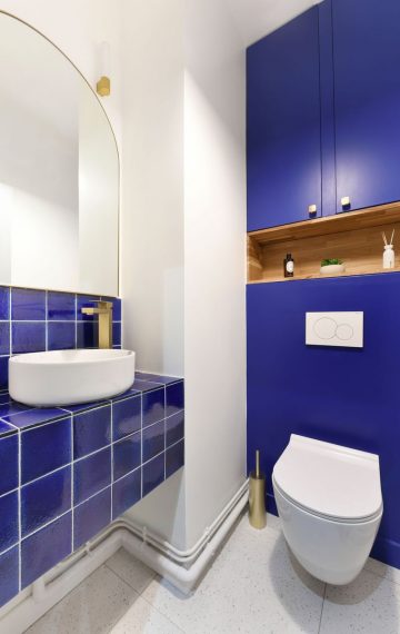 Avant / après : un bleu profond pour des WC qui invitent à l’évasion !