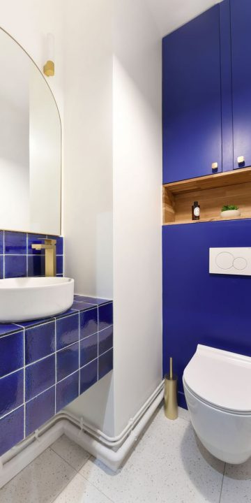 Avant / après : un bleu profond pour des WC qui invitent à l’évasion !
