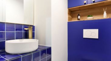 avant-apres-un-bleu-profond-pour-des-wc-qui-invitent-a-levasion