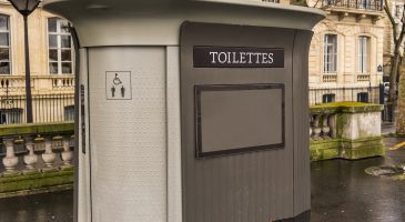 Pissotières, vespasiennes, sanisettes… petite histoire des toilettes publiques en France