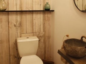 Avant/après : donner du caractère et un style balinais à des toilettes défraîchies