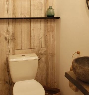 Avant/après : donner du caractère et un style balinais à des toilettes défraîchies