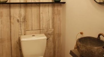 avant-apres-donner-du-caractere-et-un-style-balinais-a-des-toilettes-defraichies