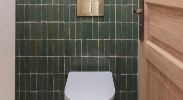 avant-apres-des-toilettes-deco-qui-melent-materiaux-traditionnels-et-pieces-de-design