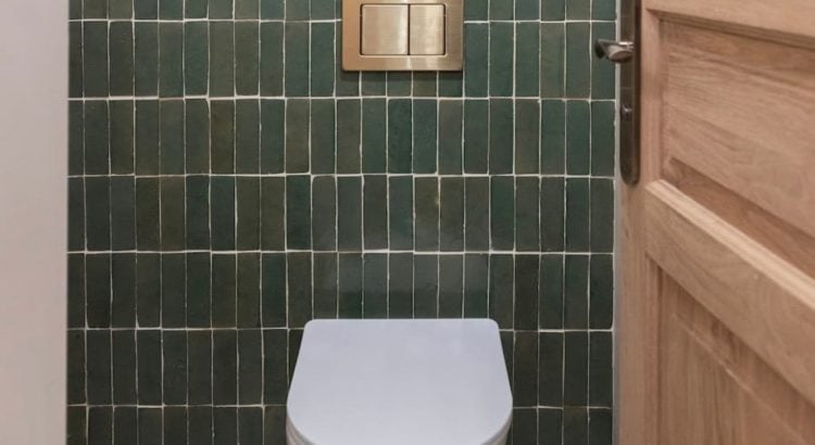 Avant/Après : des toilettes déco qui mêlent matériaux traditionnels et pièces de design 