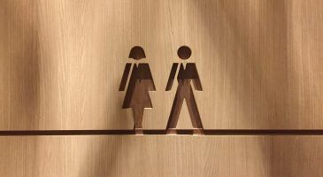 Comment les pictogrammes des toilettes sont devenus vecteurs de préjugés de genre ?