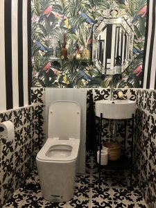 Toilettes déco des Philippines avec Panneau sanitaire Geberit Monolith pour WC suspendu.