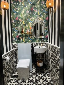 Toilettes à la décoration baroque avec un panneau sanitaire Geberit Monolith pour WC