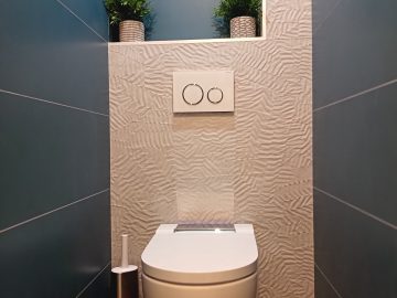 Dans les toilettes d’Olivier, le design et le confort absolu des WC lavants
