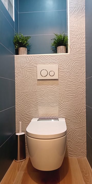 Dans les toilettes d’Olivier, le design et le confort absolu des WC lavants