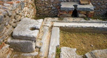 des-archeologues-decouvrent-de-toilettes-equipees-de-chasse-deau-vieilles-de-plusieurs-siecles