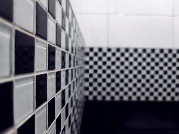 Un coin toilettes en noir pour un effet boudoir chic