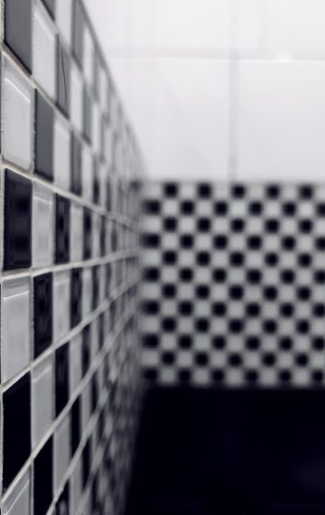 Un coin toilettes en noir pour un effet boudoir chic