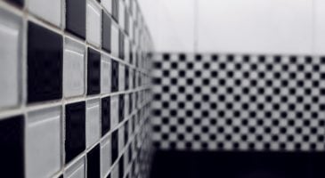 un-coin-toilettes-en-noir-pour-un-effet-boudoir-chic