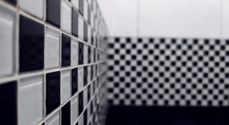 Un coin toilettes en noir pour un effet boudoir chic