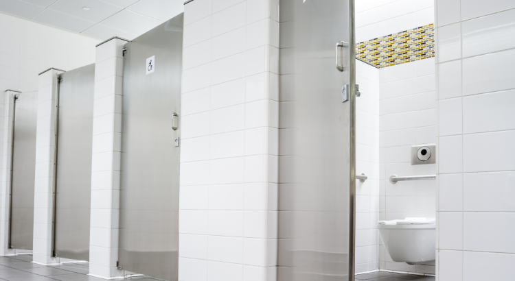 Dans les toilettes publiques, quelles sont les cabines les plus propres ?