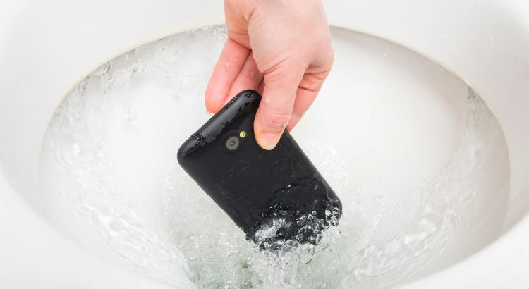Téléphone tombé dans les toilettes, que faire ?
