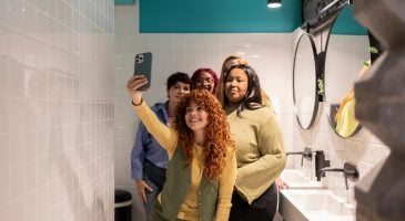 bathroom-selfie-le-phenomene-qui-sempare-des-reseaux-sociaux